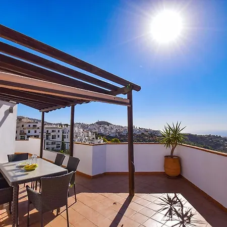 Penthouse: Poolside Retreat With Panoramic Views Apartment *