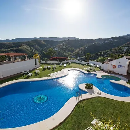 Apartment Penthouse: Poolside Retreat With Panoramic Views *