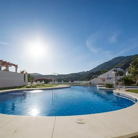 Apartment Penthouse: Poolside Retreat With Panoramic Views
