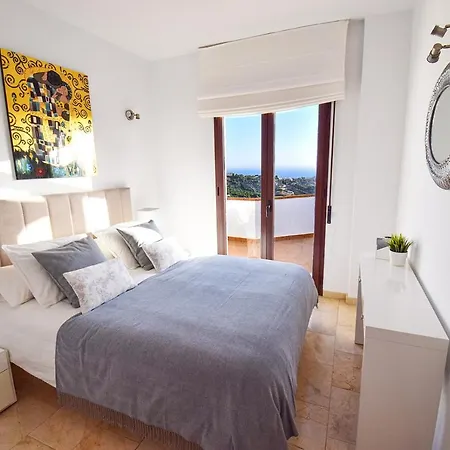 Penthouse: Poolside Retreat With Panoramic Views Apartment