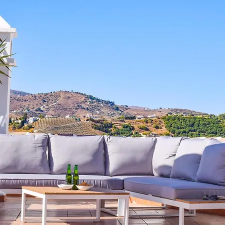 Apartment Penthouse: Poolside Retreat With Panoramic Views