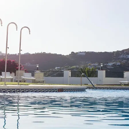 Penthouse: Poolside Retreat With Panoramic Views Apartment